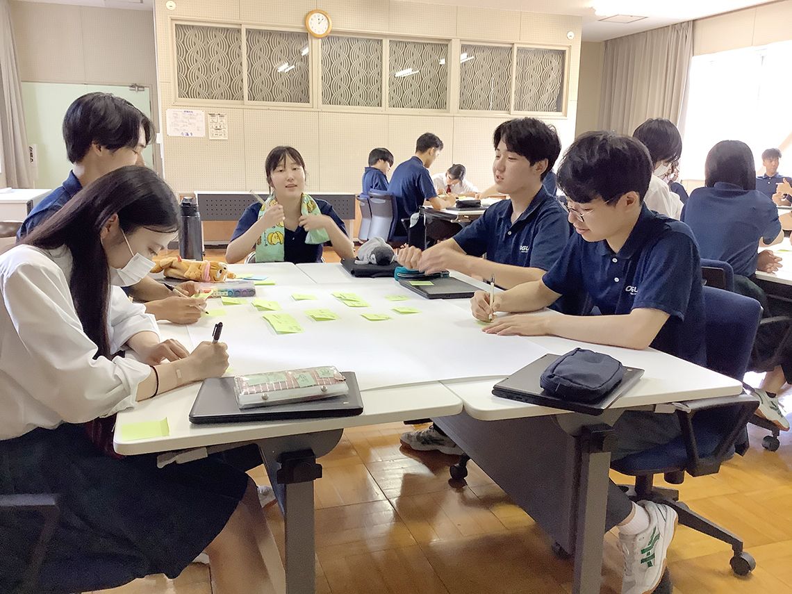 教科横断型授業の一コマ。教科の枠を越えたテーマについて自分の意見を出し合う。(提供:山形県立小国高等学校)