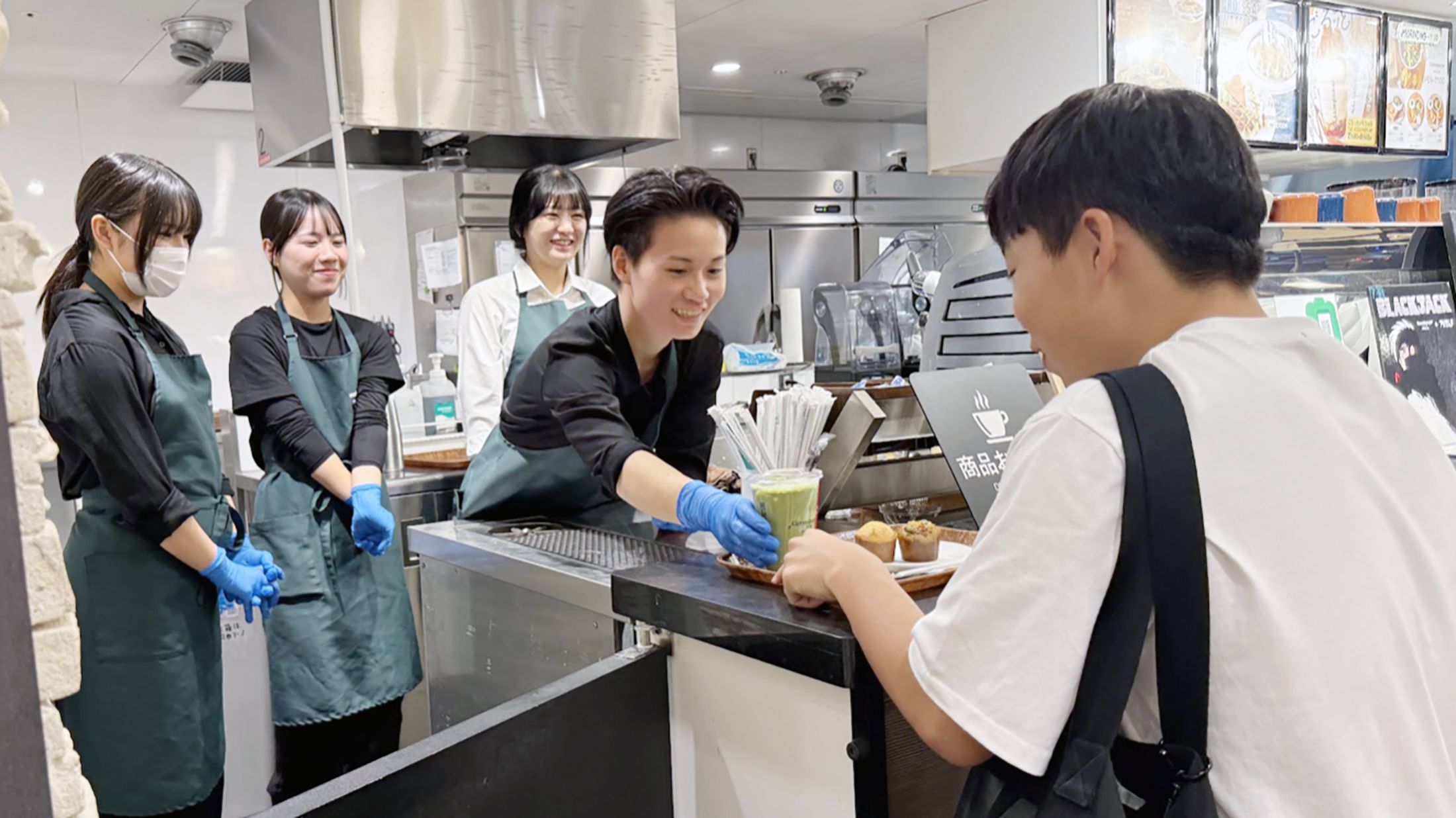 マフィン企画では店頭販売も生徒たちが行った。(提供:大阪府立大阪ビジネスフロンティア高等学校)