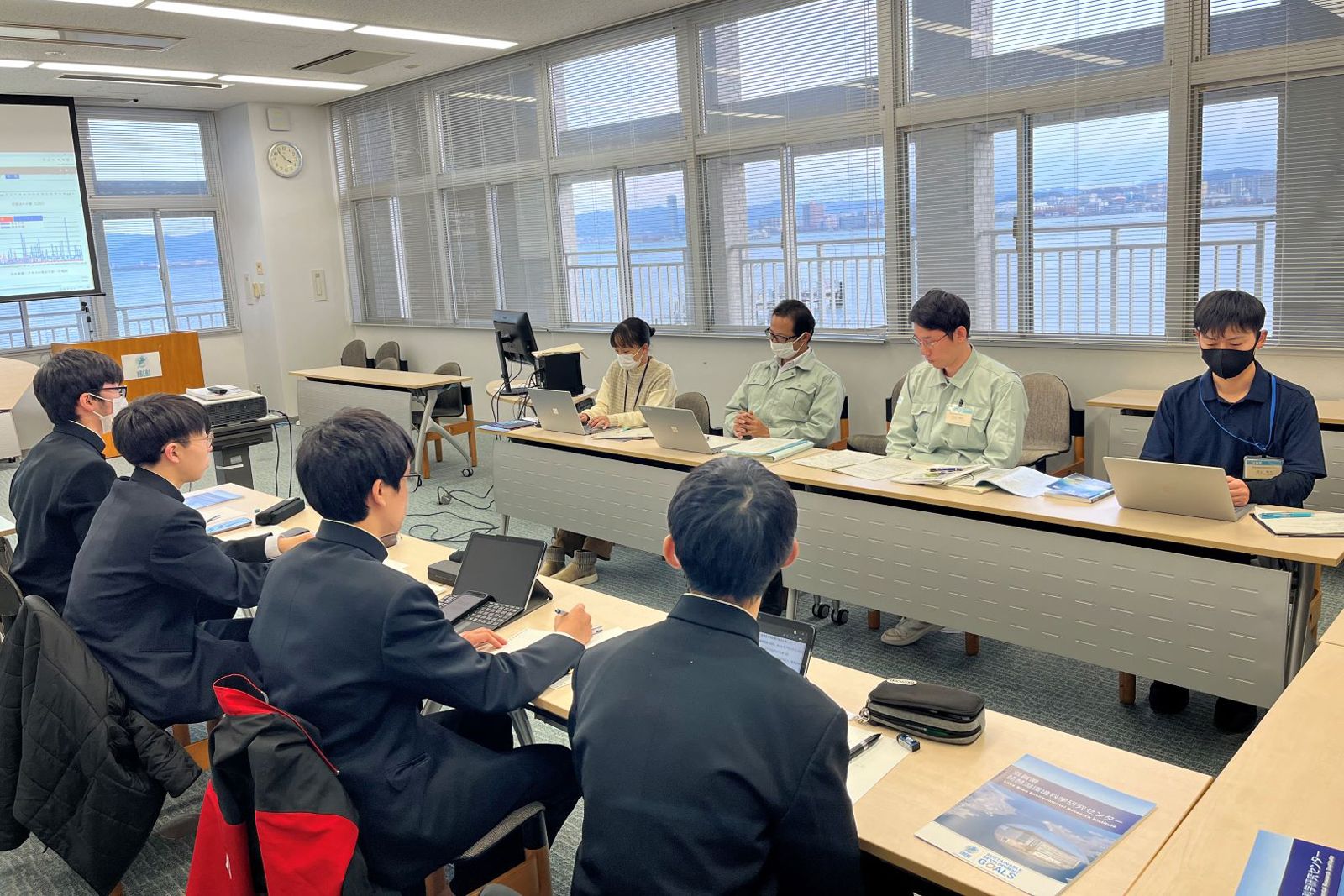 多様な企業によるセミナーや講座を開催（提供：滋賀県立彦根東高等学校）