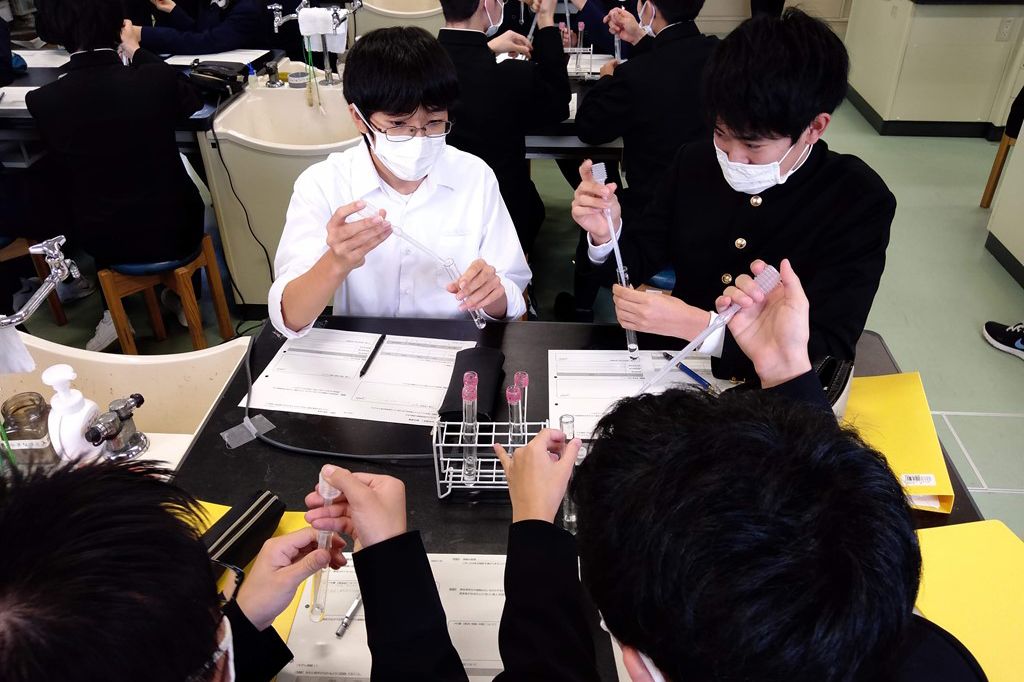海外の授業を参考に、同校独自の教科融合授業として開発（画像提供：彦根東高等学校）