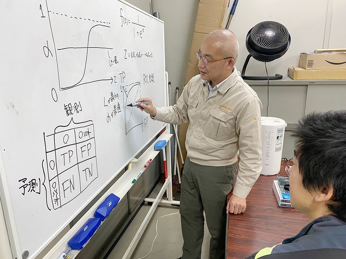 本校情報教員に向けて工業高等専門学校の先生による「データ分析におけるモデル評価」の研修を行った。(提供:静岡県立沼津東高等学校)