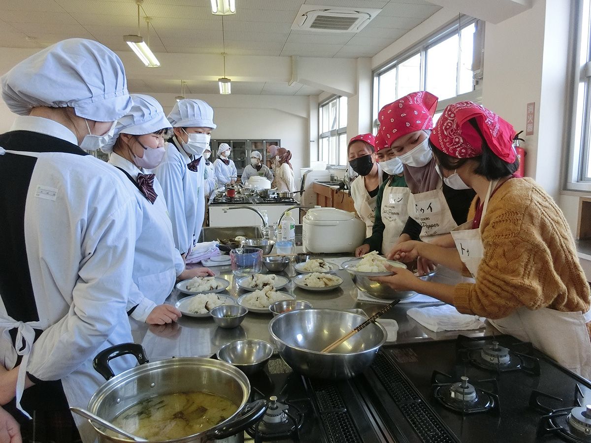 日本語学校に通う海外出身者らとともに、日本食の調理法を学習(提供:兵庫県立佐用高等学校)