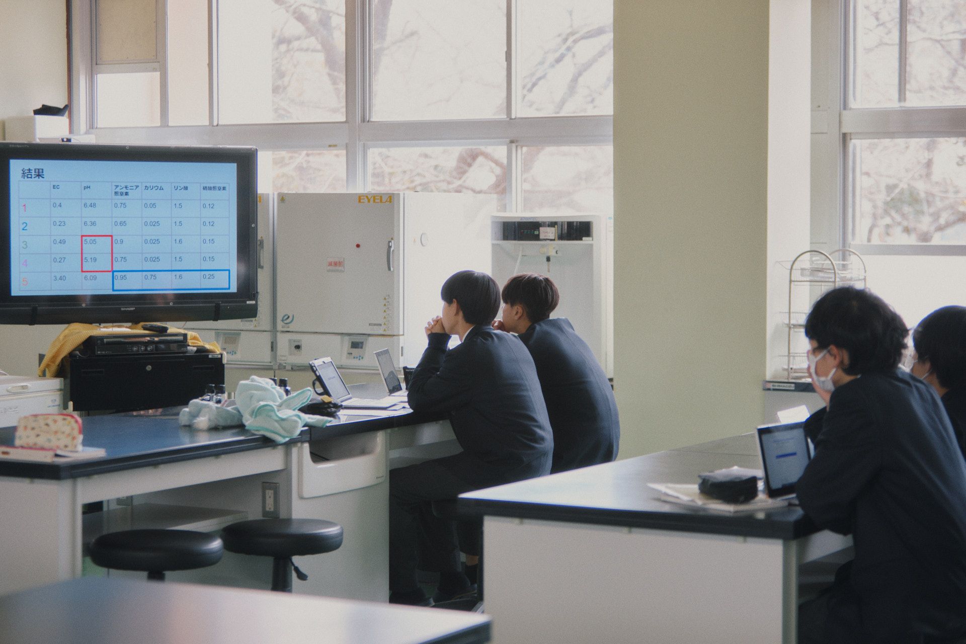 草花とプロジェクト学習に興味・関心が高い生徒は、自主的に学校内にある電子計測器を用いてデータ化していた