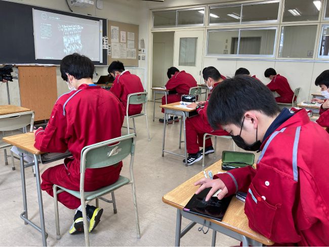 タブレット端末を生徒一人一人に手渡し、自ら操作させて自動車内の立体構造を学んでもらった(提供:東京工科自動車大学校)