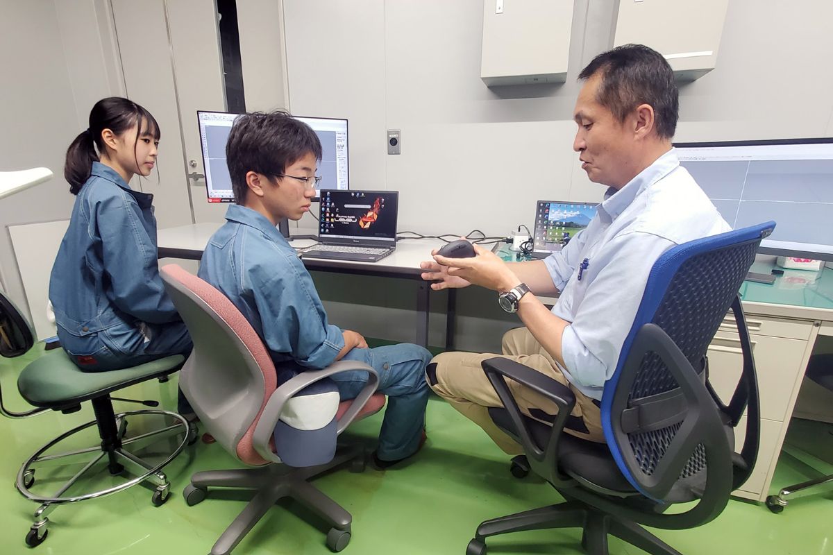 馬事コース。JRA職員によるICTを活用した馬の蹄(ひづめ)治療の学習(提供:北海道静内農業高等学校)