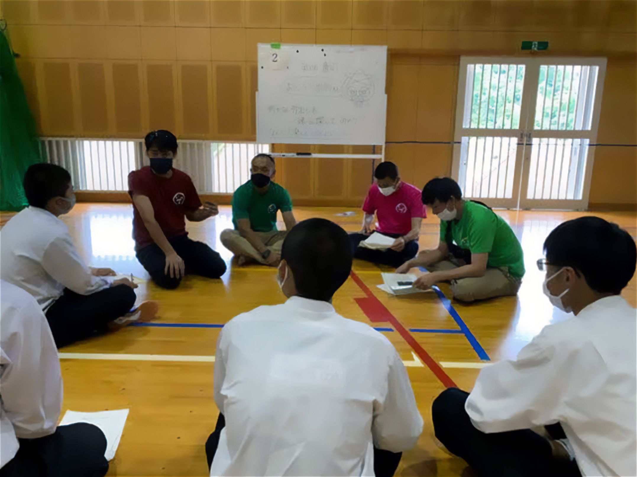 これからの地域づくりに向けて、地域の大人と高校生が真剣に語り合う（提供：島根県教育委員会）
