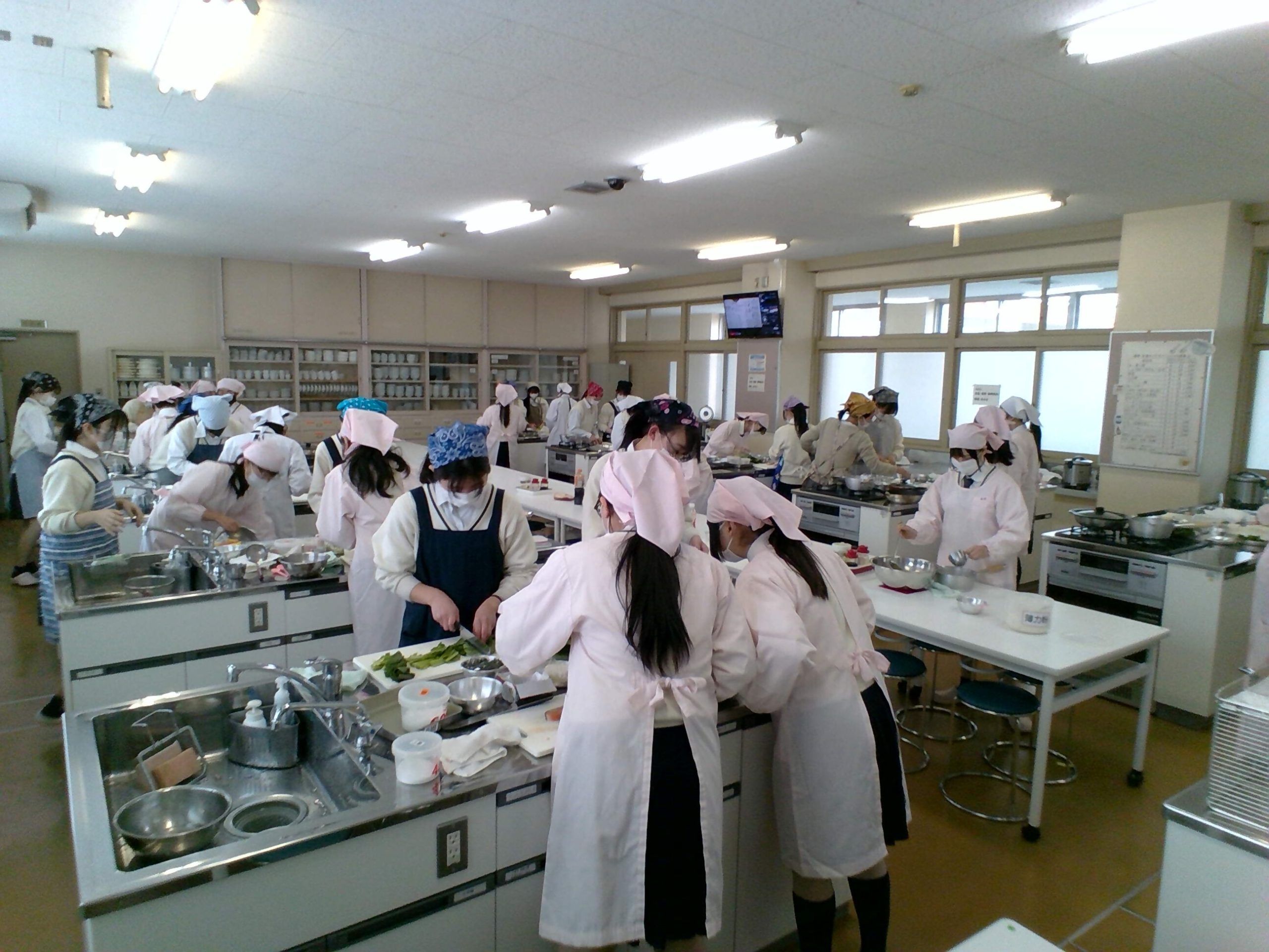看護科と家政科の学びのコラボレーションで、肝臓病患者の治療食を調理（提供：倉敷中央高等学校）