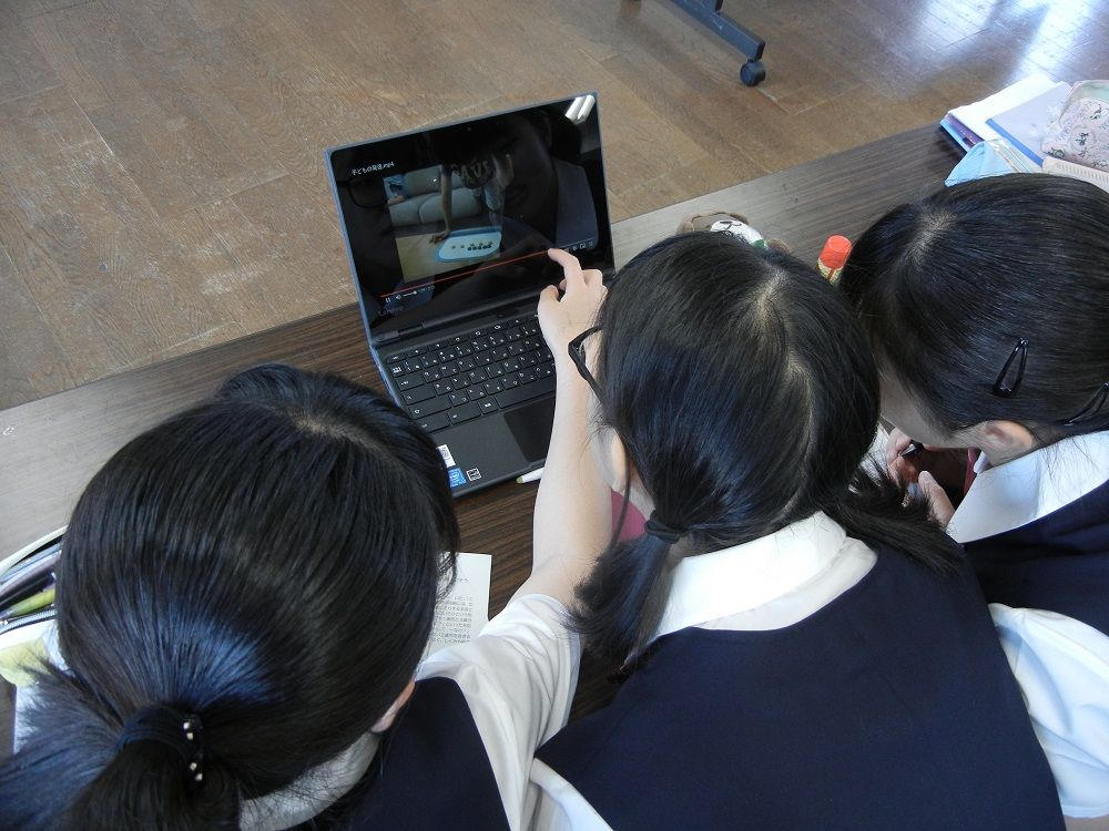 友だちと一緒に動画を確認し意見を交わし合う生徒たち