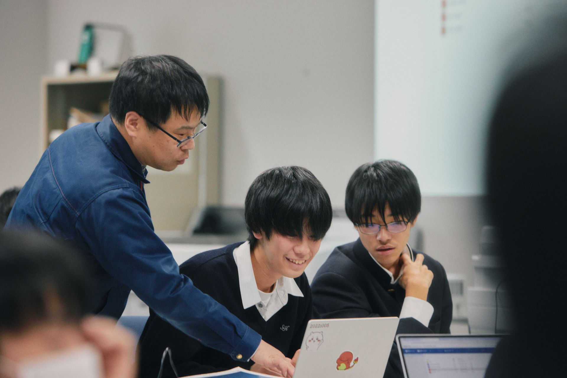 生徒たちも自分の席を離れて他の生徒の作品を見にいくなど、生徒同士のコミュニケーションは活発。湯澤先生は、「わからない場合でも、生徒同士がお互いのPCには触れないことが鉄則」だという