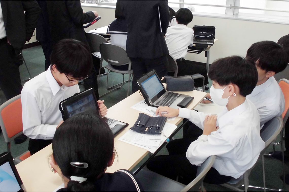 笛吹市内の中学校の「総合的な学習の時間」の授業では、笛吹高等学校の生徒たちが、探究学習のやりがいや楽しさを中学生に伝えた。(提供:山梨県立笛吹高等学校)