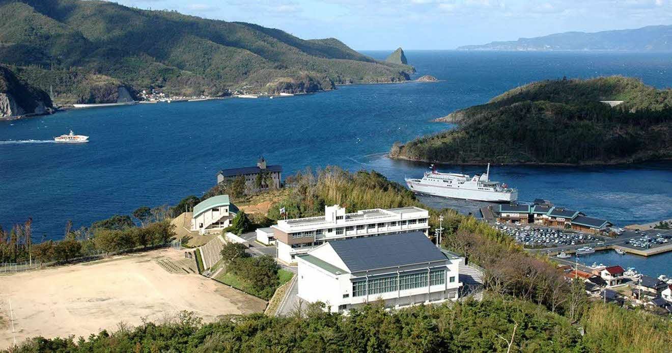 島根県立隠岐島前高校は日本海に浮かぶ隠岐諸島のひとつ、中ノ島の海士町にある（提供：島根県教育委員会）
