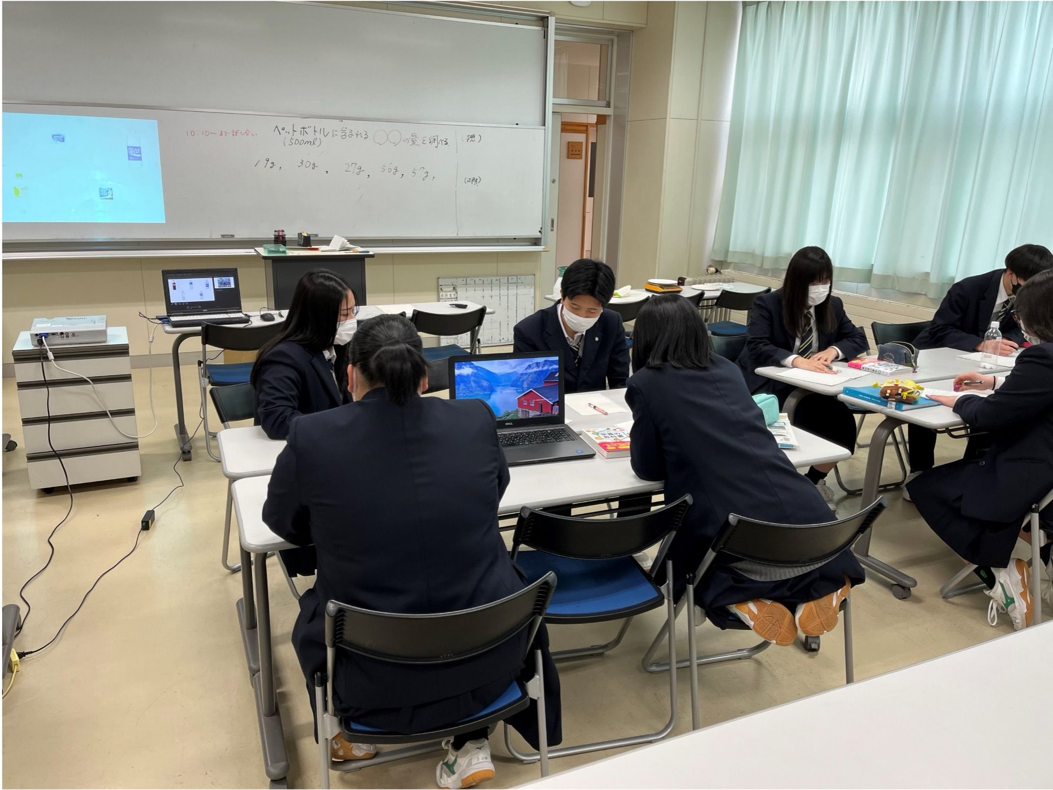 班に分かれ、テーマについて話し合いをする生徒たち。先に調べ学習でテーマについての知識を入れておくことで、その後の話し合いが活発になるという(提供:北海道小樽水産高等学校)