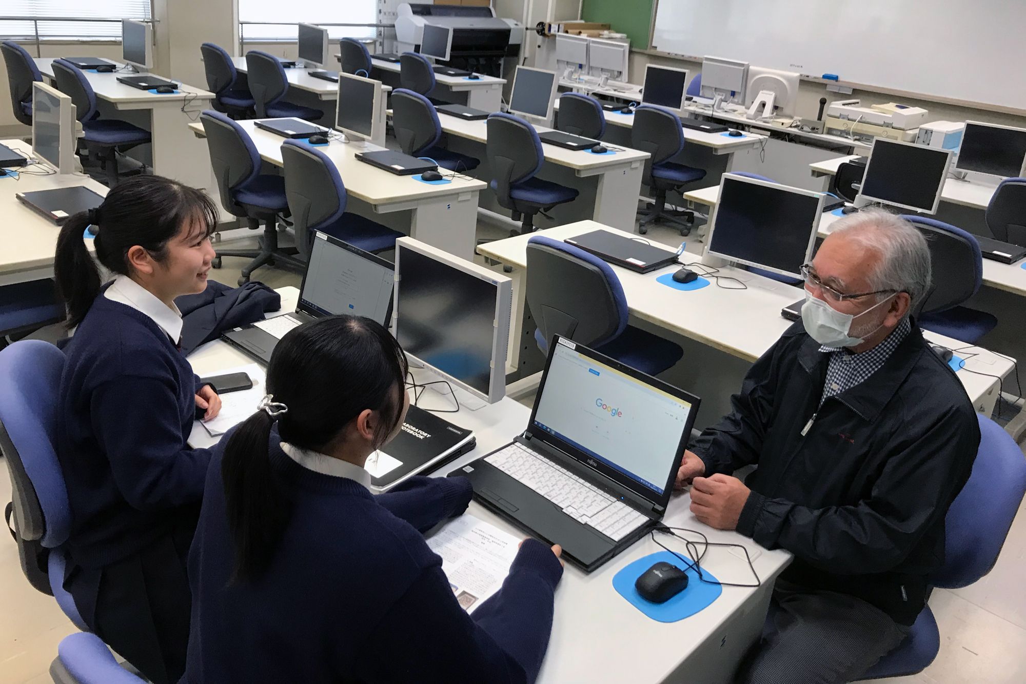 産業実務家教員として参加した福井県立大学の名誉教授、宮台俊明さん。海洋生物に対する深い知見から課題研究での学習指導を担当し、受験指導も行った(提供:福井県立若狭高等学校)