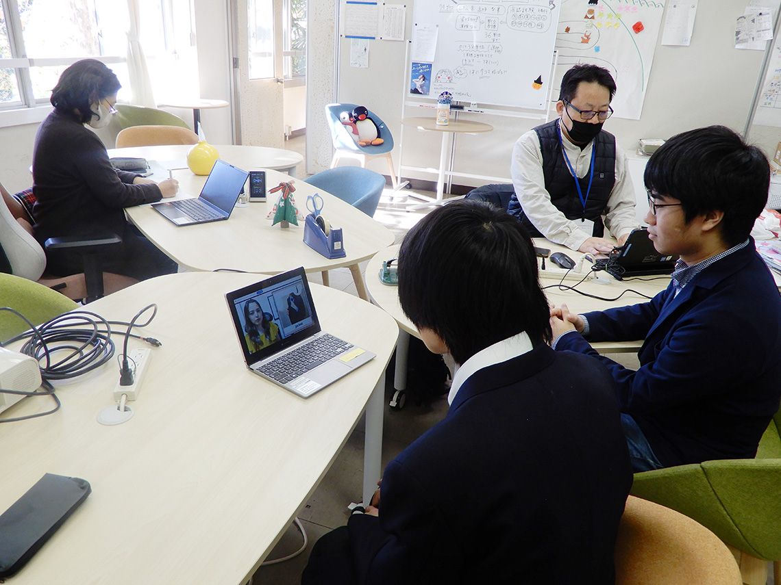 校内別室指導の部屋「マイスペース泉」でオンライン英会話を行っていた。支援員の一人は教職志望の大学生