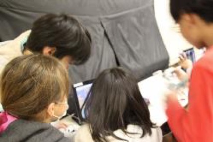 お互いのプログラミングを見合う様子。
