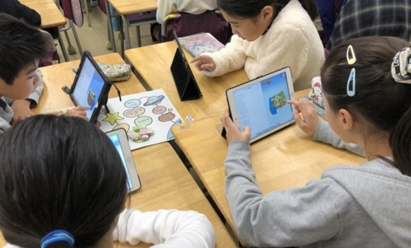 Swift Playgroundsをつかってプログラムを作成している様子 キャラクターに命令を出して、宝石を獲得させるプログラミング
