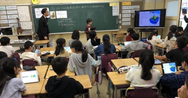 どのように解決したかを発表している様子