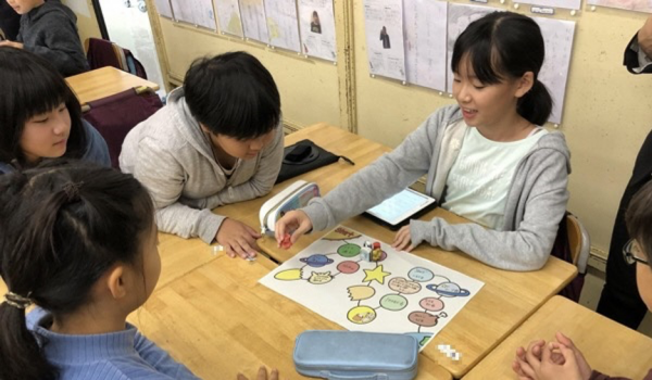 グループですごろくを試している様子