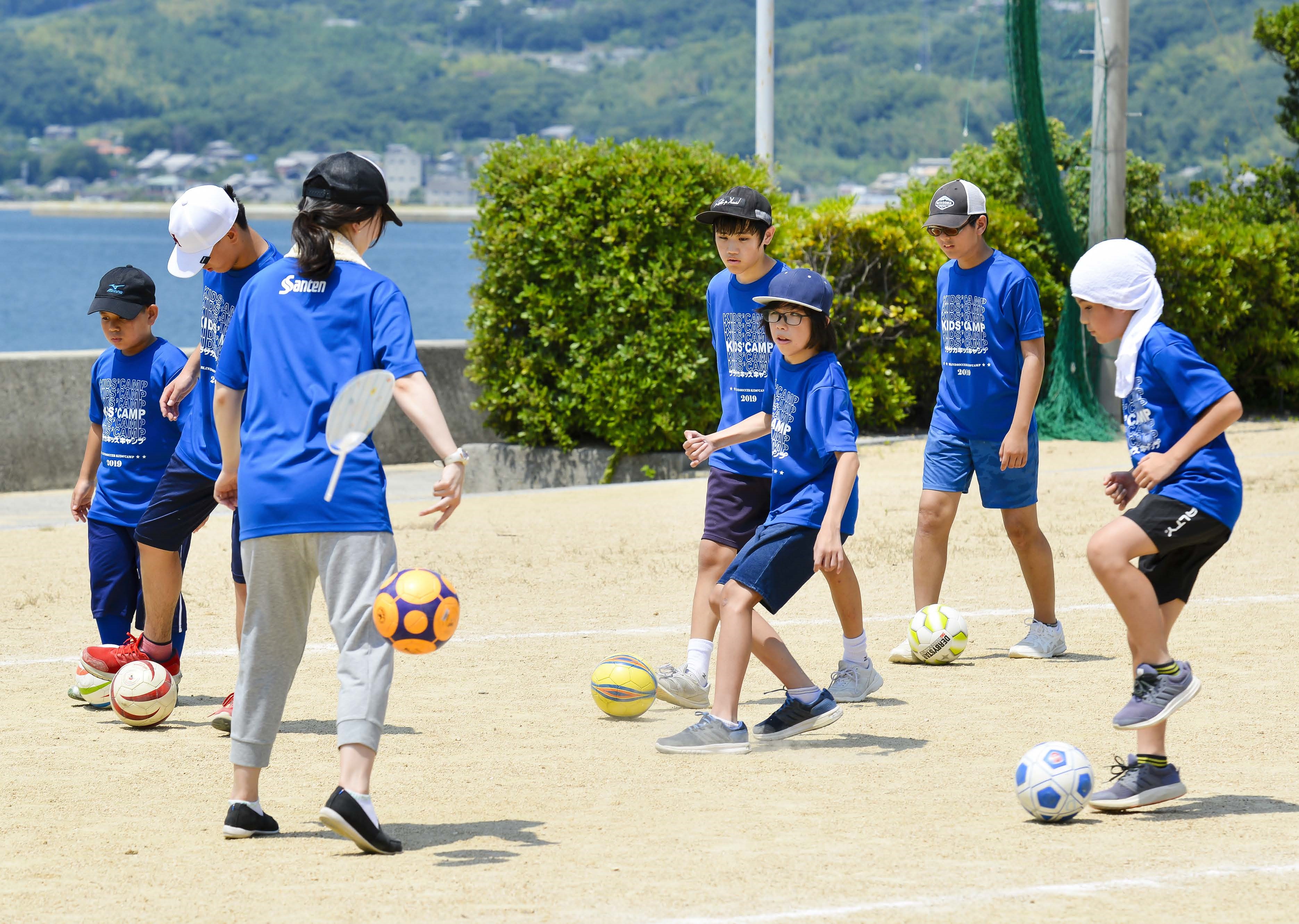 キッズキャンプでサッカーを楽しむ子どもたち（提供：日本ブラインドサッカー協会
