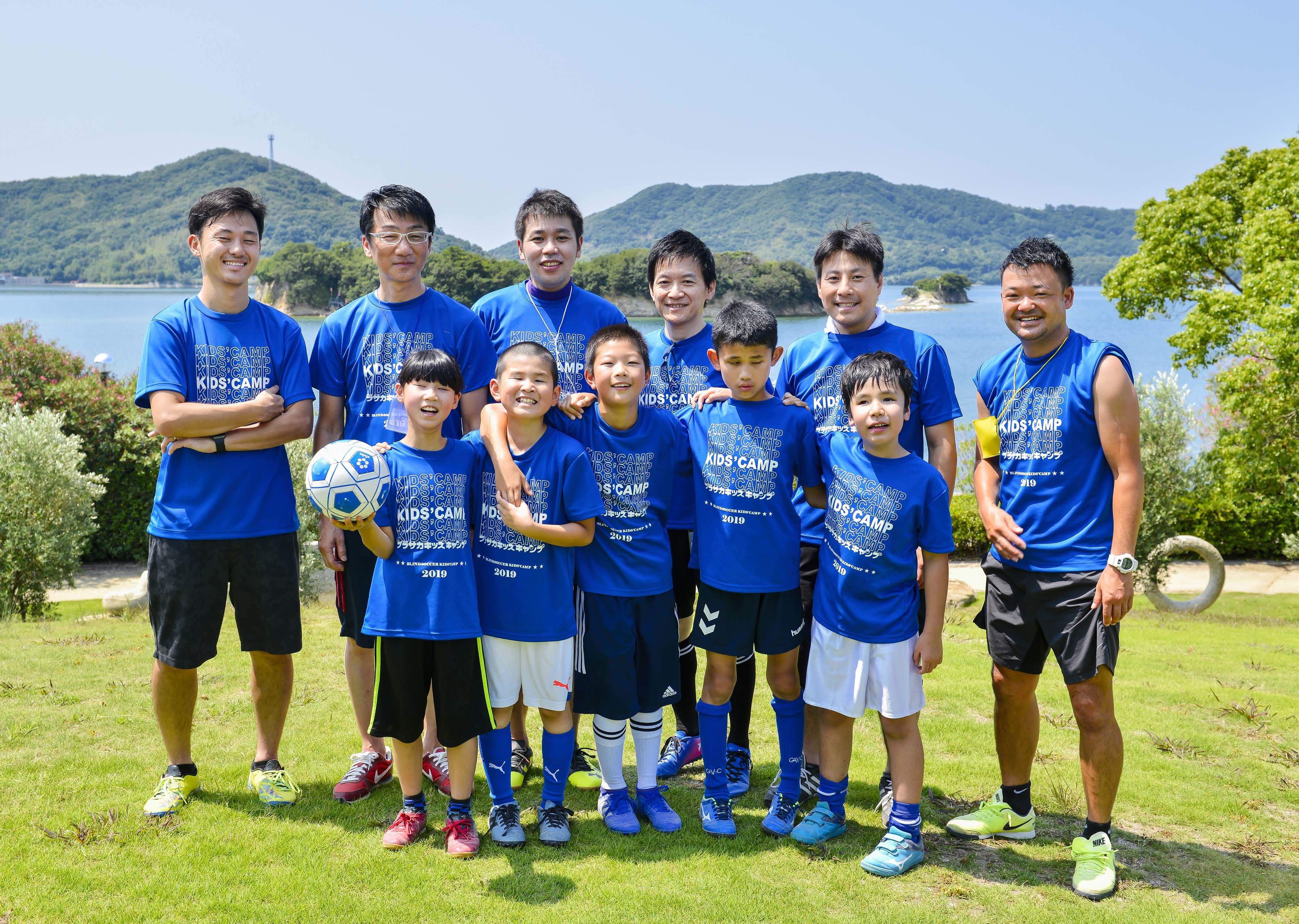 キッズキャンプに参加した子どもたちとボランティアの従業員（提供：日本ブラインドサッカー協会）