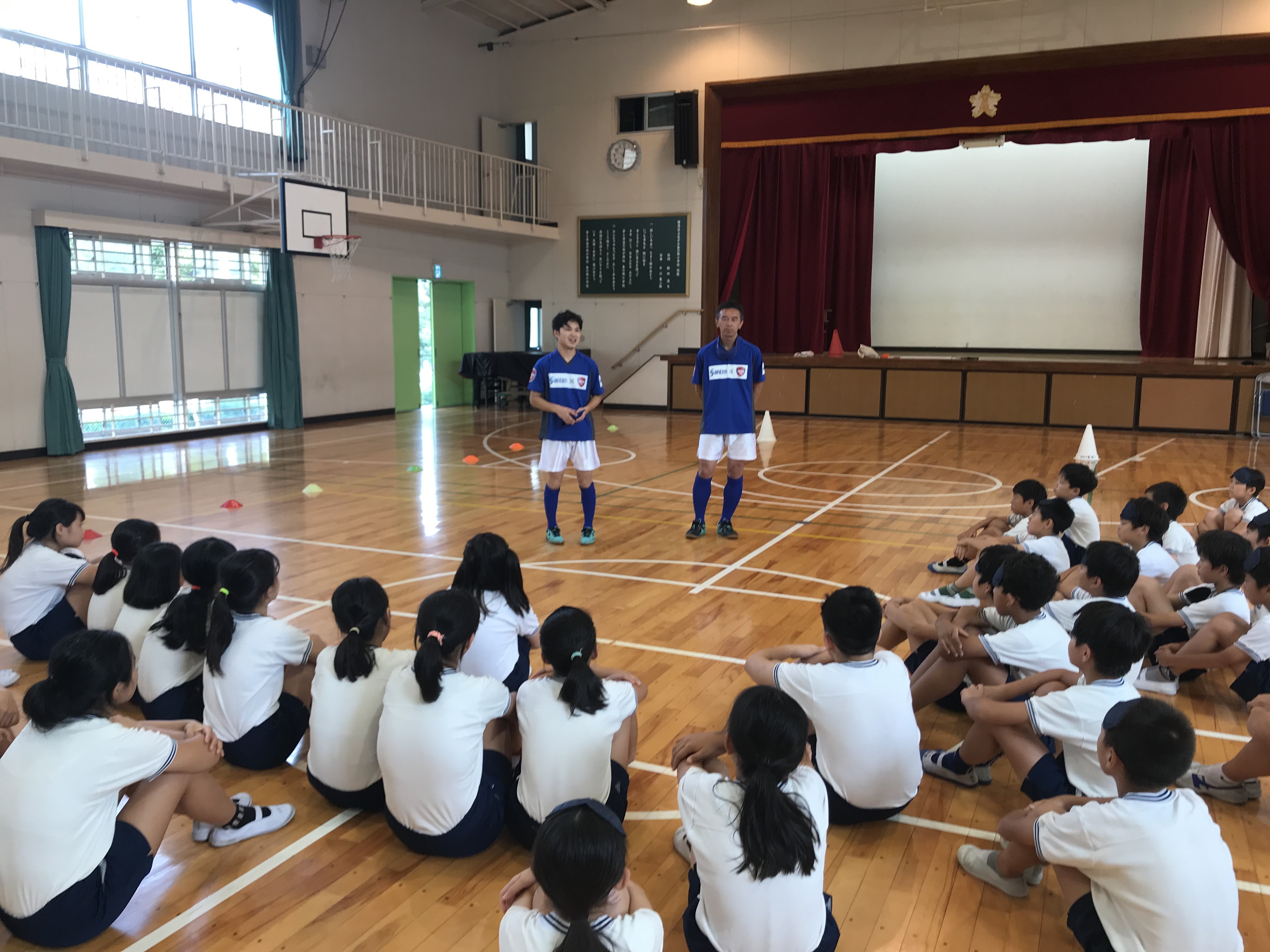 小学校向け体験会で児童に講演するアスリート　（提供：日本ブラインドサッカー協会)