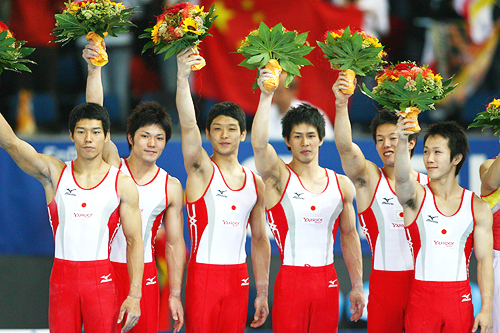 世界体操競技選手権大会男子団体で銀メダルを獲得した日本代表チーム　2007/ドイツ（写真提供：アフロスポーツ）