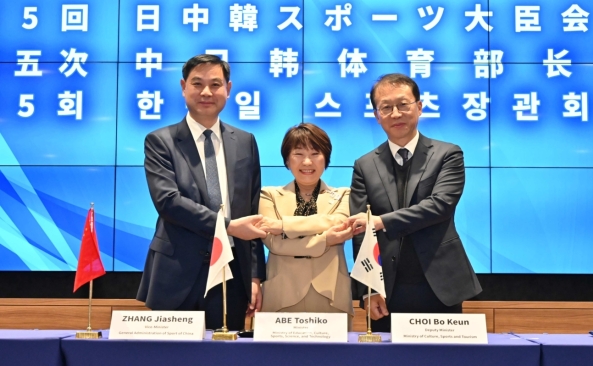 第5回日中韓スポーツ大臣会合署名式にて握手を交わす　あべ文部科学大臣