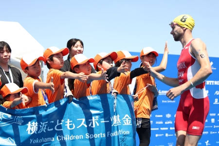 世界トライアスロン横浜大会における選手交流の様子