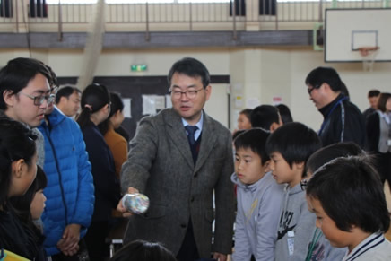 写真7　出前授業において指導を行う劉教授（仙台市岡田小学校）