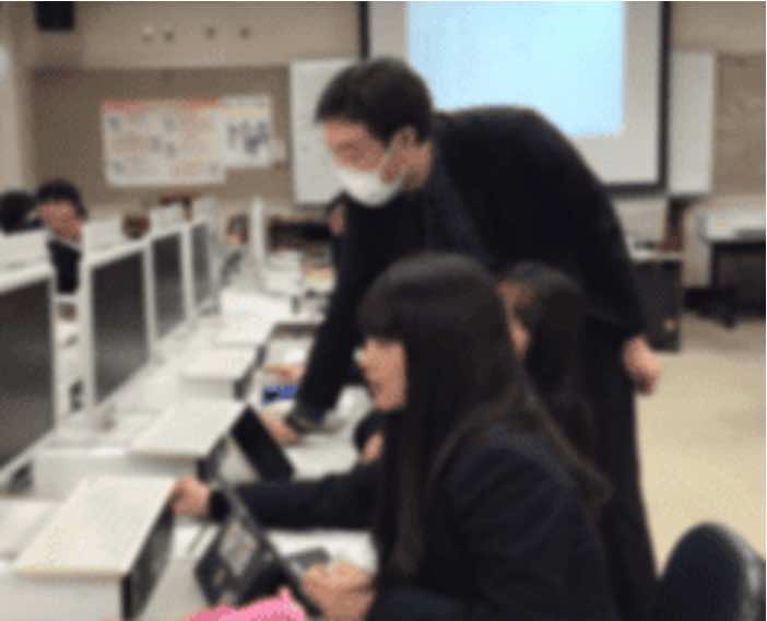 興味をもとにグループを作り、調査活動を行う。