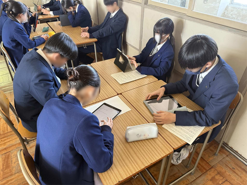 タブレットで友達の意見をみて、グループで議論する