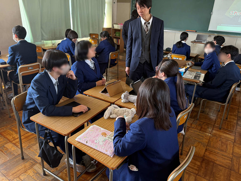 タブレットで友達の意見をみて、グループで議論する