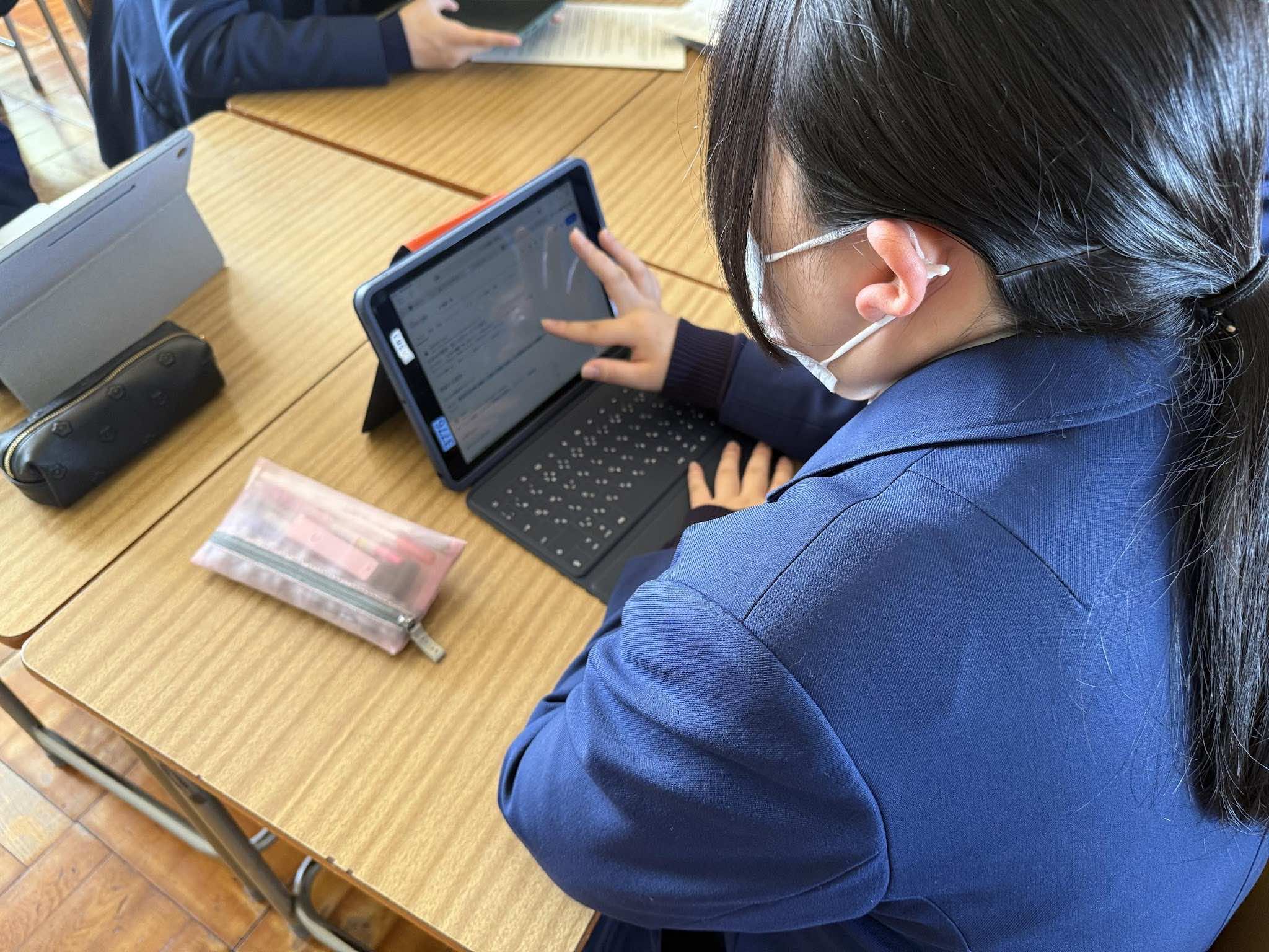 タブレットで友達の意見をみて、グループで議論する