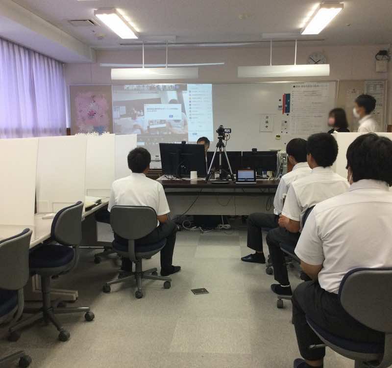 交流の場面で、体験したことの意見交換や発表を行う
